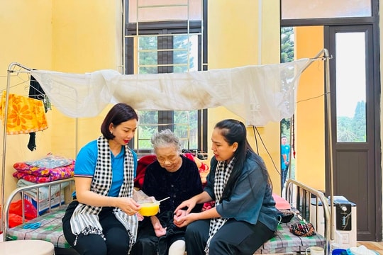 Câu lạc bộ Thiện nguyện TP Chí Linh giúp bệnh nhân nghèo ấm lòng