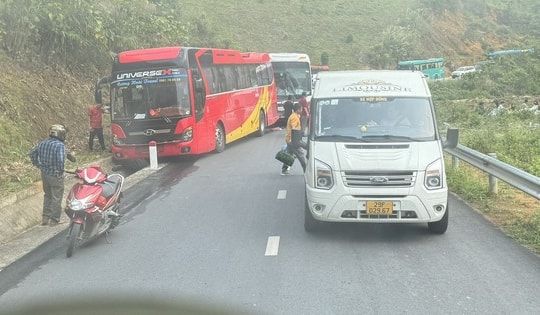 Xe khách mất phanh, tông liên hoàn khi xuống đèo Sa Pa, một hành khách tử vong