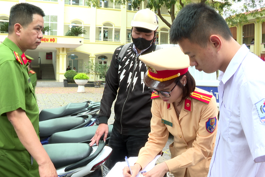 Công an Chí Linh phát hiện 2 học sinh tàng trữ vũ khí thô sơ