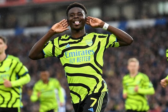 Hàng công thăng hoa giúp Arsenal leo lên ngôi đầu Premier League