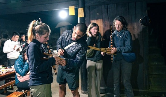 Khách Tây ăn cơm cùng dân bản, thổi sáo, khèn ở làng cổ Lao Xa