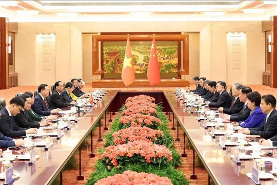 Chủ tịch Quốc hội Vương Đình Huệ hội đàm và ký thỏa thuận hợp tác với Ủy viên trưởng Nhân đại toàn quốc Trung Quốc Triệu Lạc Tế
