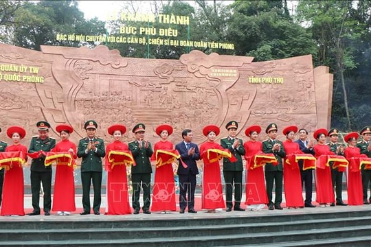 Khánh thành Bức phù điêu "Bác Hồ nói chuyện với Đại đoàn quân Tiên Phong" tại Đền Hùng