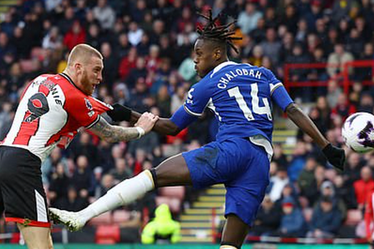 Chelsea rơi điểm trước đội chót bảng ở phút bù giờ