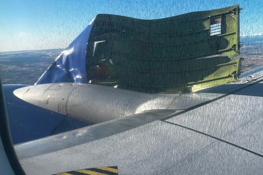 Lớp vỏ động cơ Boeing bị xé toạc khi máy bay cất cánh