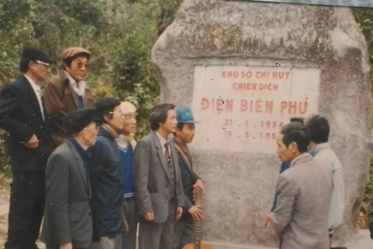 Mượn máy ảnh của nhà báo đi viết báo