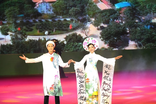 Áo dài "kể chuyện" văn hóa, du lịch xứ Đông