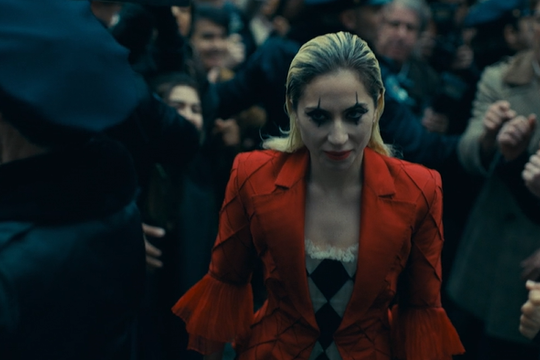 Gã hề Joker sánh đôi "nàng thơ điên" Lady Gaga trong tập phim mới