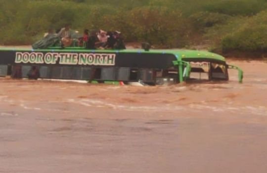 Nước lũ cuốn xe buýt khỏi cầu, 51 hành khách được cứu sống ở Kenya