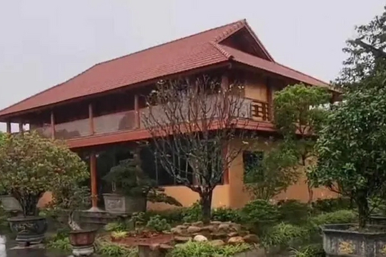 Anh Nguyễn Ngọc Chiến chuyển đồ để tháo dỡ công trình vi phạm hàng nghìn m² trên đất nông nghiệp ở Kinh Môn