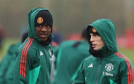 Hai sao MU, Garnacho và Kobbie Mainoo bất ngờ bị chê trách