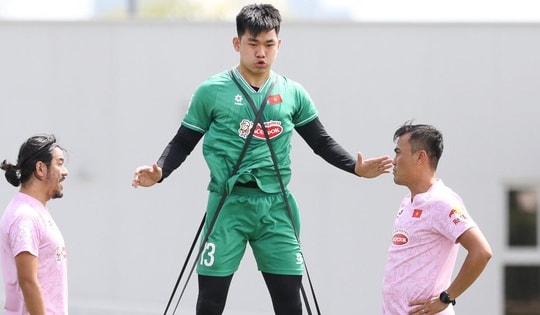 U23 Việt Nam luyện thể lực bằng dây chun dưới trời nắng gắt