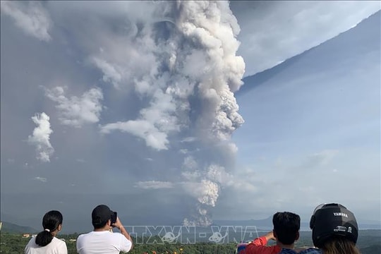 Núi lửa Taal của Philippines phun cột hơi nước