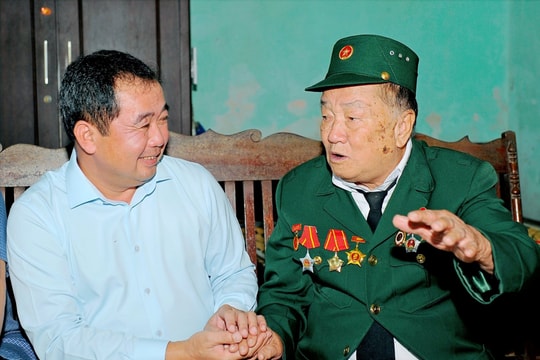 Các đồng chí lãnh đạo tỉnh Hải Dương thăm, tặng quà cựu chiến binh, gia đình liệt sĩ tham gia Chiến dịch Điện Biên Phủ