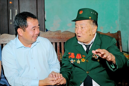 Đồng chí Trần Đức Thắng thăm, tặng quà cựu chiến binh, gia đình liệt sĩ tham gia Chiến dịch Điện Biên Phủ