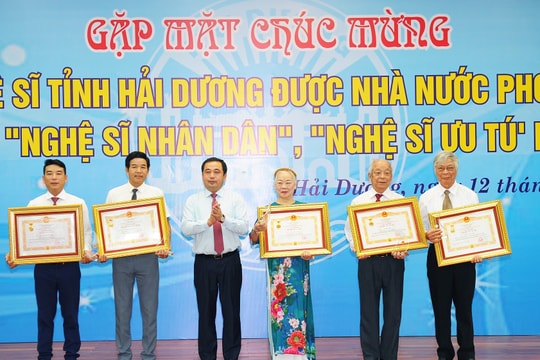 Bí thư Tỉnh uỷ Hải Dương Trần Đức Thắng chúc mừng Nghệ sĩ Nhân dân, Nghệ sĩ Ưu tú mới được phong tặng