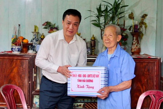 Chủ tịch UBND tỉnh Triệu Thế Hùng thăm, tặng quà thương binh, thân nhân liệt sĩ tham gia Chiến dịch Điện Biên Phủ