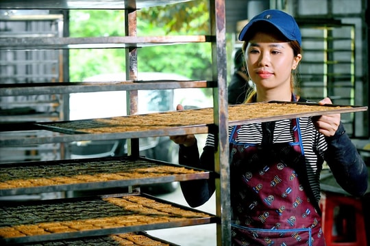 Bánh chả Kẻ Sặt “gói” hương vị tuổi thơ
