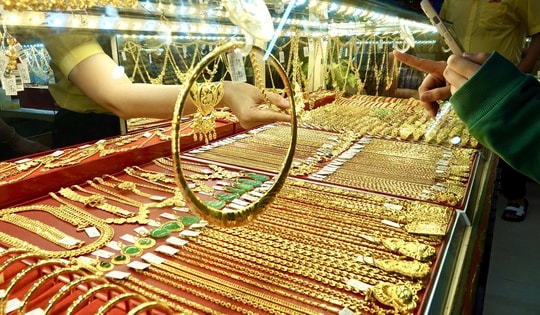 Giá vàng nhẫn 9999 lao dốc gần 2 triệu đồng/lượng
