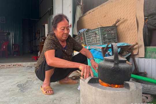 4 người con đột tử, bà Hạp sống cô quạnh trong căn lán tạm ở cánh đồng
