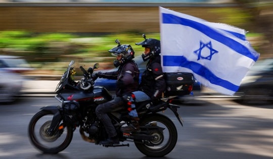 Người dân Israel trữ lương thực, xuống hầm, chuẩn bị cho cuộc chiến kéo dài