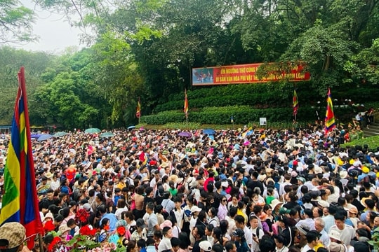 Đền Hùng đông nghịt người trước ngày Giỗ Tổ