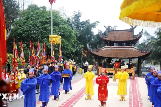 Thành kính Lễ giỗ Đức Quốc Tổ Lạc Long Quân và dâng hương Tổ Mẫu Âu Cơ tại Đền Hùng