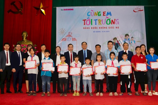 Prudential trao 50 suất học bổng cho học sinh khó khăn ở Thanh Miện