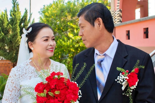 Cô dâu U60 tái hôn sau hơn 20 năm lẻ bóng, hàng xóm "tài trợ" áo cưới, loa đài