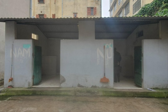 Hãi hùng nhà vệ sinh trường học