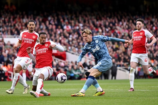 Arsenal thua Aston Villa, Man City hưởng lợi