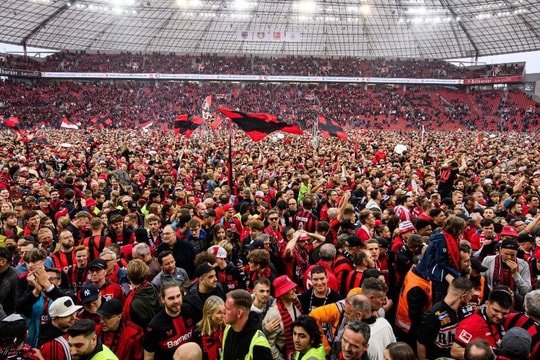 Bay Arena vỡ sân trong ngày Bayer Leverkusen vô địch