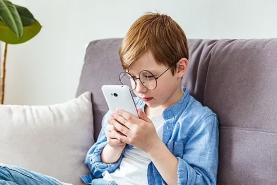 Anh cân nhắc cấm người dưới 16 tuổi sở hữu điện thoại thông minh