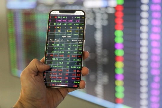 VN-Index rung lắc, chốt phiên giảm nhẹ