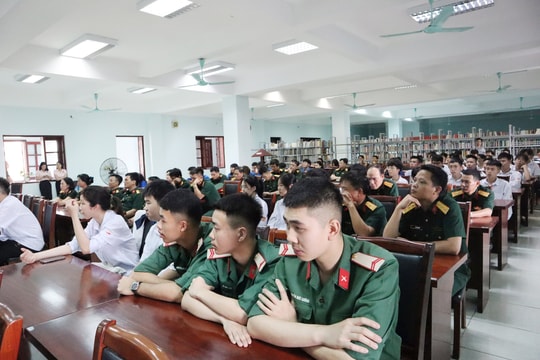 “Tiếp lửa” cho thế hệ trẻ qua nói chuyện chuyên đề