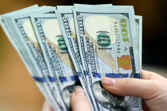 Giá USD ngân hàng tiếp tục tăng kịch trần