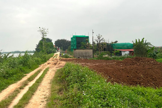 Người dân tự ý đổ đất, phế thải xây dựng vào mái bờ tả kênh Đình Đào