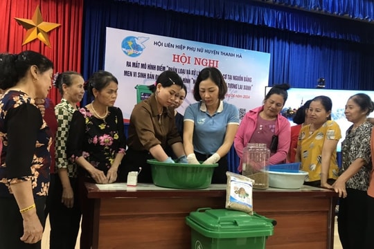 Lần đầu tiên phụ nữ xã Thanh An dùng men vi sinh IMO xử lý rác