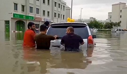 Thành phố sa mạc Dubai ngập lụt, 18 người chết ở Oman do mưa lớn