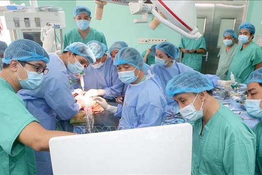 Thủ tướng gửi thư khen tập thể y bác sĩ điều phối, ghép tạng cứu sống 7 người