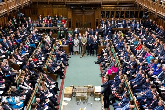 Hạ viện Anh thông qua dự luật cấm giới trẻ hút thuốc lá