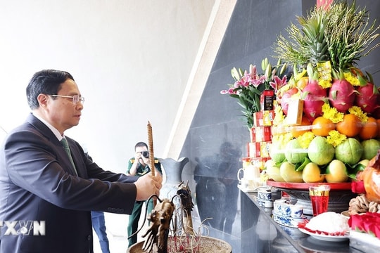 Thủ tướng dâng hương tưởng niệm Anh hùng liệt sỹ tại chiến trường Điện Biên Phủ