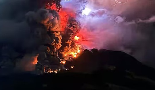 Núi lửa Indonesia phun trào dữ dội do động đất