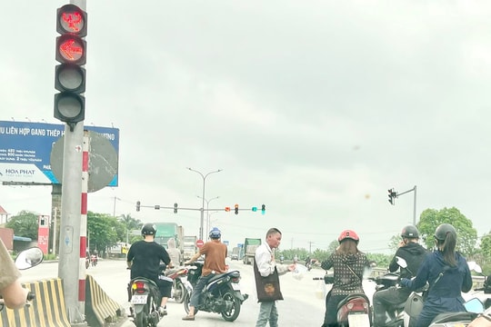 Nguy hiểm ăn xin trên quốc lộ 5