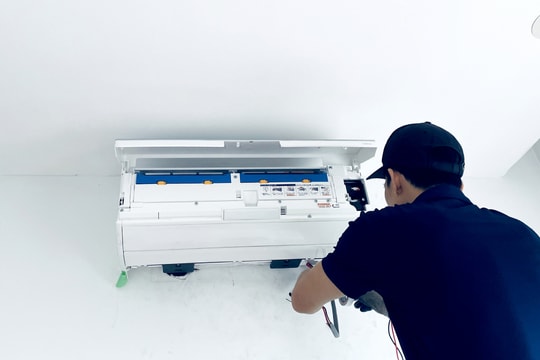 Tất bật bảo dưỡng điều hòa trước mùa nắng nóng