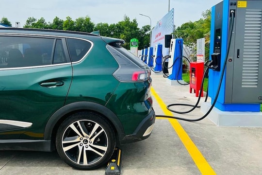 Quy định mới trạm dừng nghỉ phải có trụ sạc xe điện