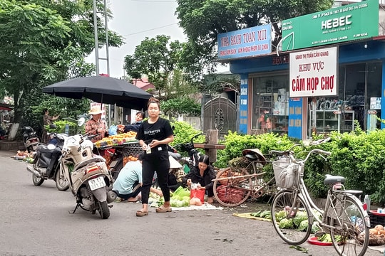 Cấm vẫn họp chợ