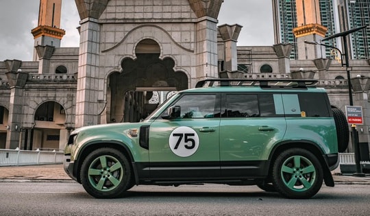 Tay chơi Việt mang Land Rover Defender 7 tỉ xuyên Đông Nam Á