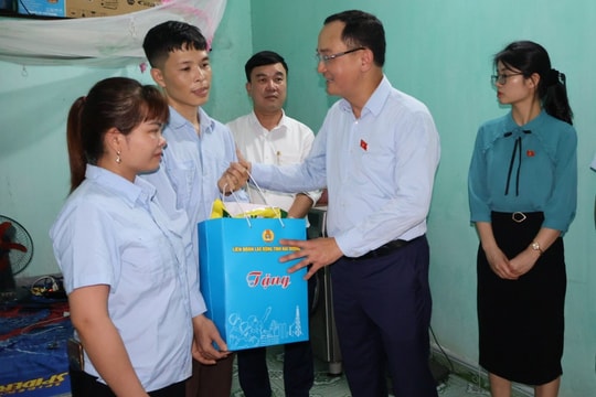 Đoàn Đại biểu Quốc hội tỉnh Hải Dương tặng quà công nhân khó khăn