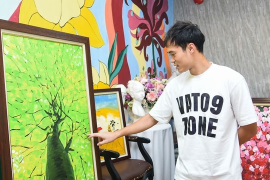 Mua tranh của trẻ tự kỷ, cầu thủ quê Hải Dương Văn Toàn mong nối dài giấc mơ của họa sĩ nhí